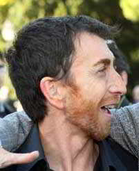 Moreno con barba pelirroja